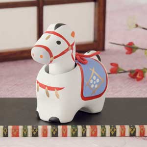 会津張子　伝統が揺らす、やさしい首振り ― 野沢民芸の首振り招福午（小）